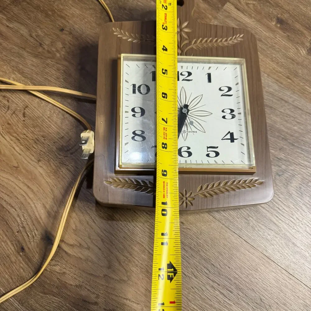 VTG GE General Electric Kitchen Wall Clock 2146 Wood Grain Plastic Cutting Board